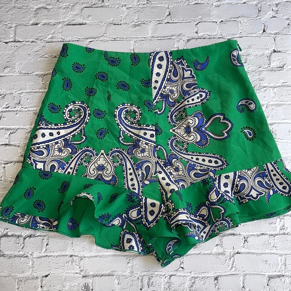 Zara Pants - ZARA | Emerald green dainty ruffle hem paisley print shorts